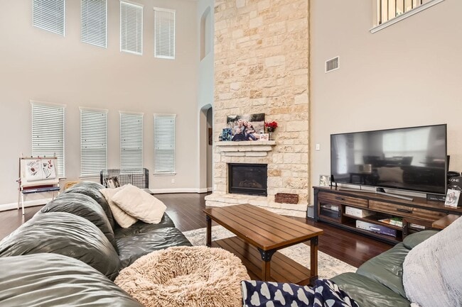 Building Photo - 5 Bedrooms and 3+ Living Spaces!