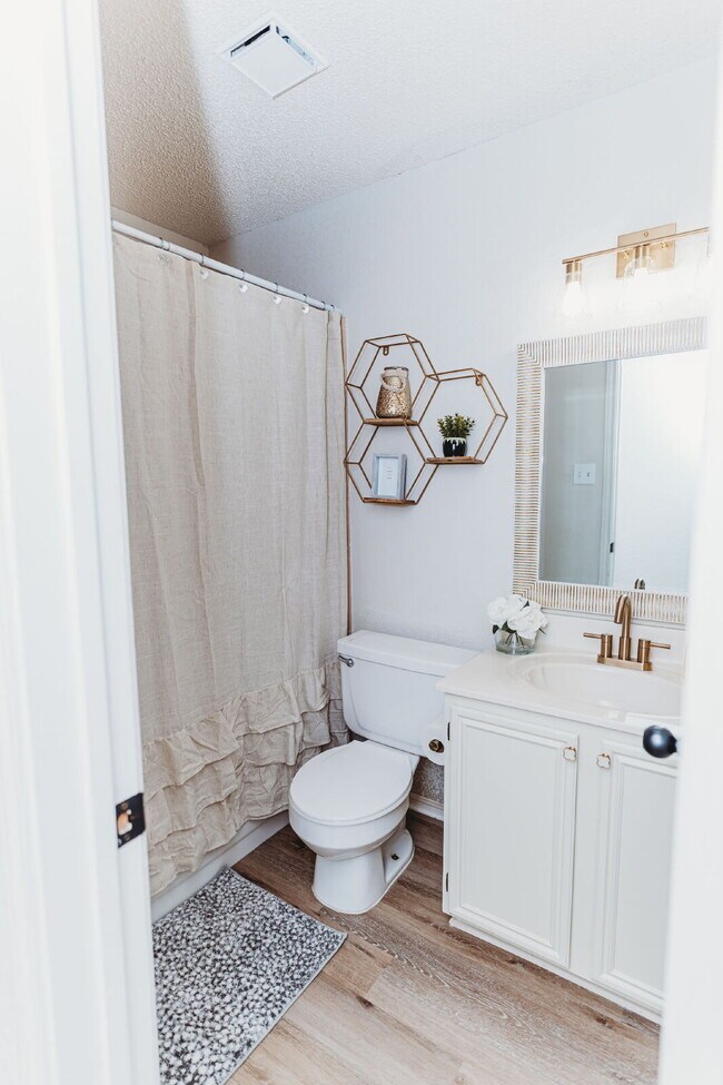 Building Photo - "Well-maintained 4-Bedroom Gem with 2 Full Baths and a Fireplace in Desirable Harker Heights Neig...