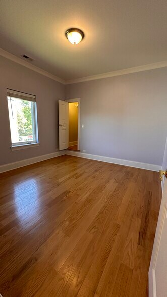 Building Photo - 1008 Dewey Ave