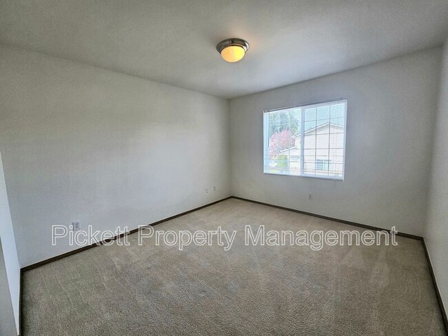 Building Photo - 5715 Gateway Ln NE