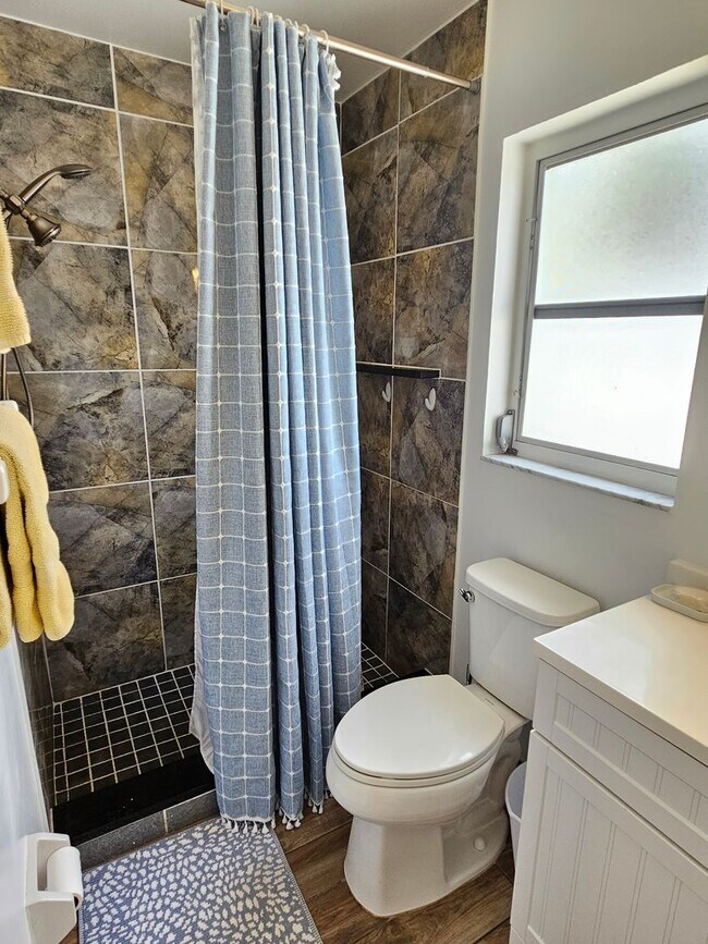 Building Photo - 426 Pineview Dr
