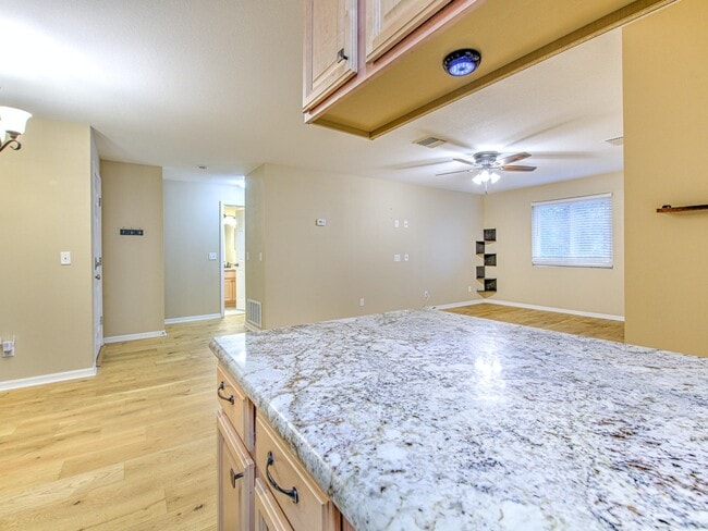 Building Photo - 538 Golden Raintree Pl