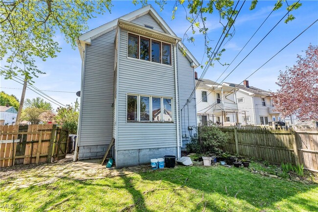 Building Photo - 8517 Rosewood Ave