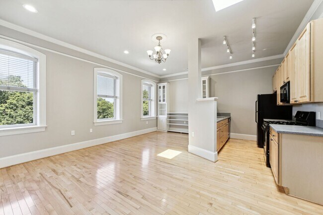 Building Photo - Available Now! 2 Bed/2 Bath With Parking I...