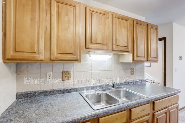 Building Photo - South Bird Street - 416