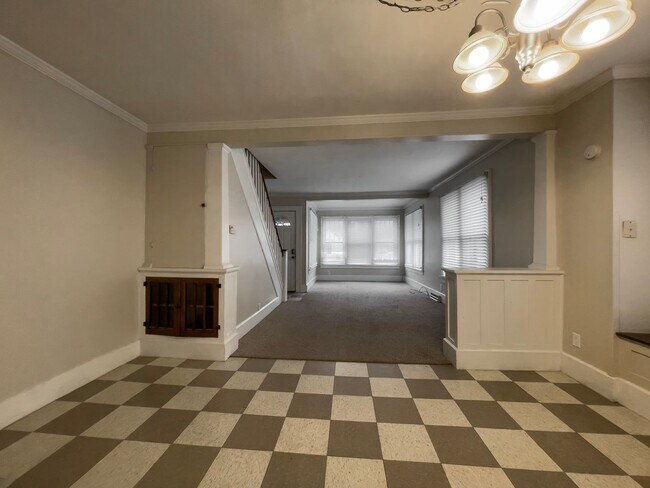 Building Photo - PRELEASING for AUGUST! Close to Campus