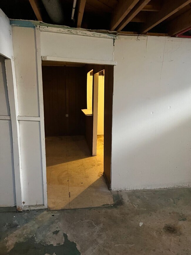 Building Photo - 3 Bedroom 1.5 Bath - $1200