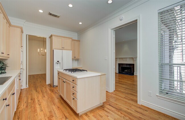 Building Photo - 1931 Woodbury St