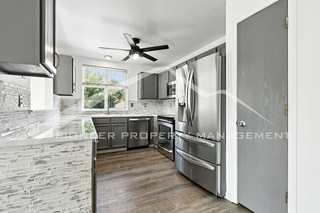 Building Photo - Spacious Home with Washer/Dryer and Centra...
