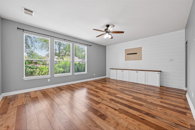Building Photo - 232 Doncaster