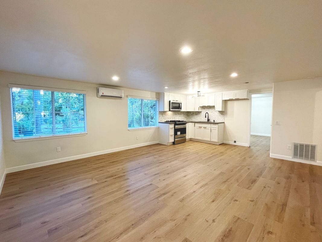 Building Photo - 3141 Hillview Dr N