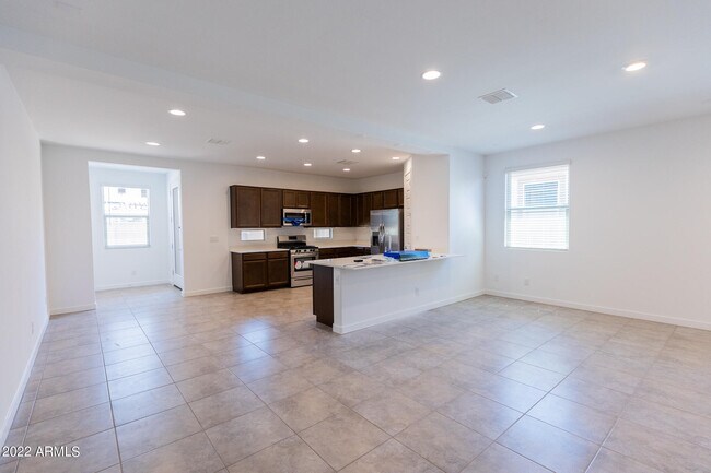 Building Photo - 9323 W Glenrosa Ave