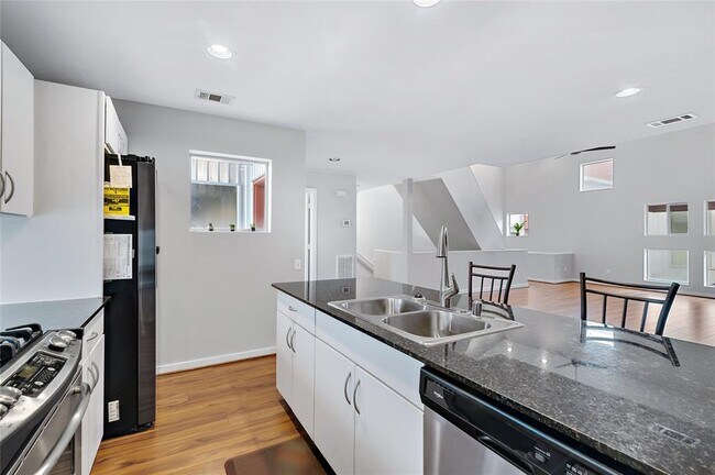 Building Photo - 2605 Calumet St