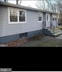 Building Photo - 67 Syringa St