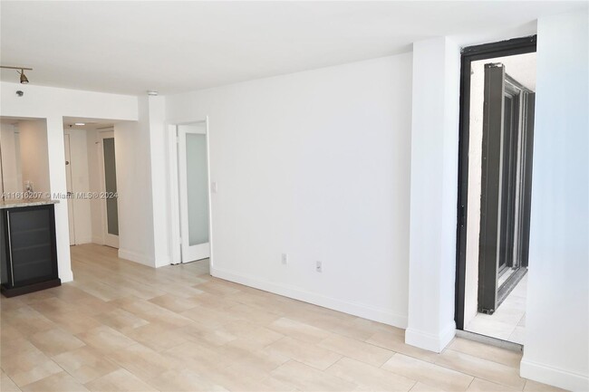 Building Photo - 540 Brickell Key Dr