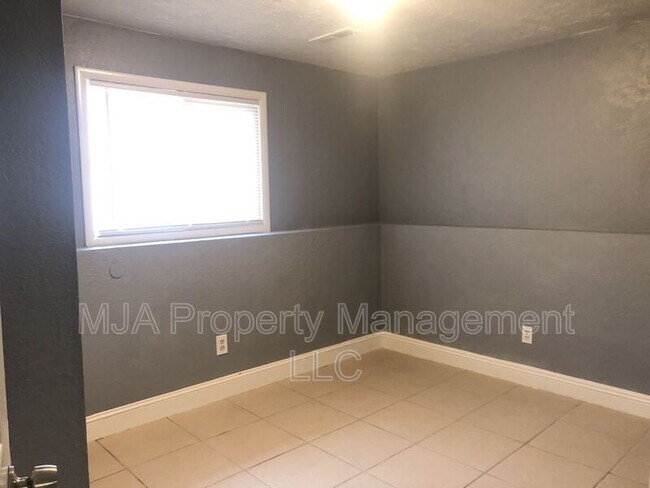 Building Photo - 5943 Lodestone Ave