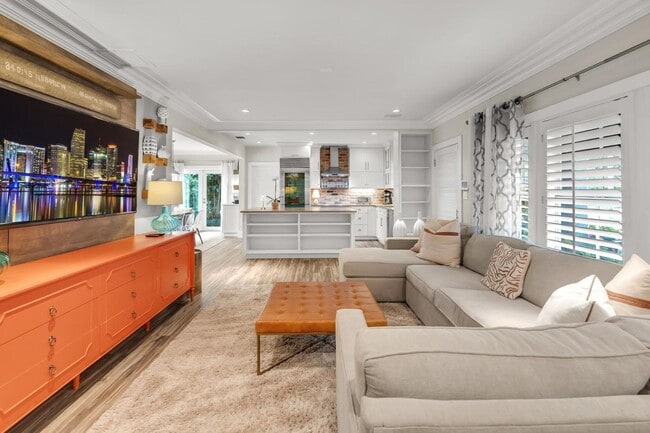 Building Photo - 700 Vilabella Ave