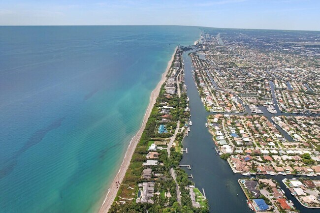 Building Photo - 1147 Hillsboro Mile