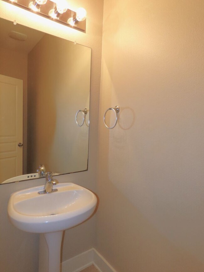 Building Photo - South Tyler! Stunning 5 Bedroom, 3.5 Bath ...