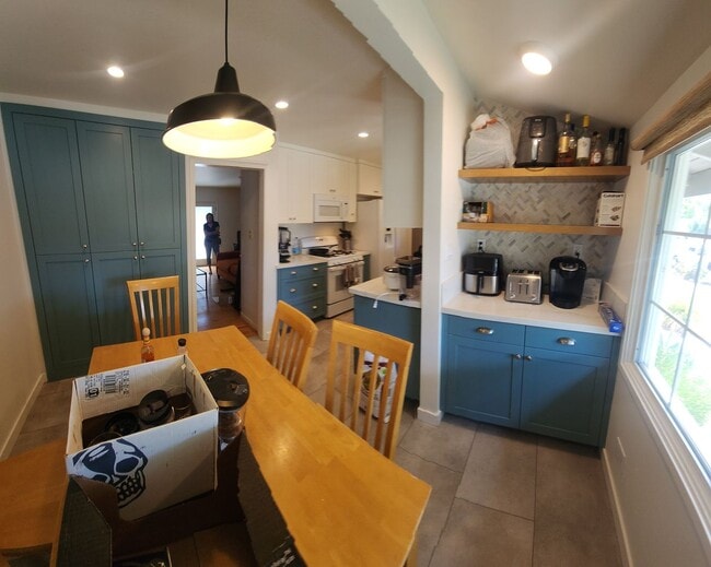 Building Photo - 6 bed 3 bath Spacious home near Cal Poly