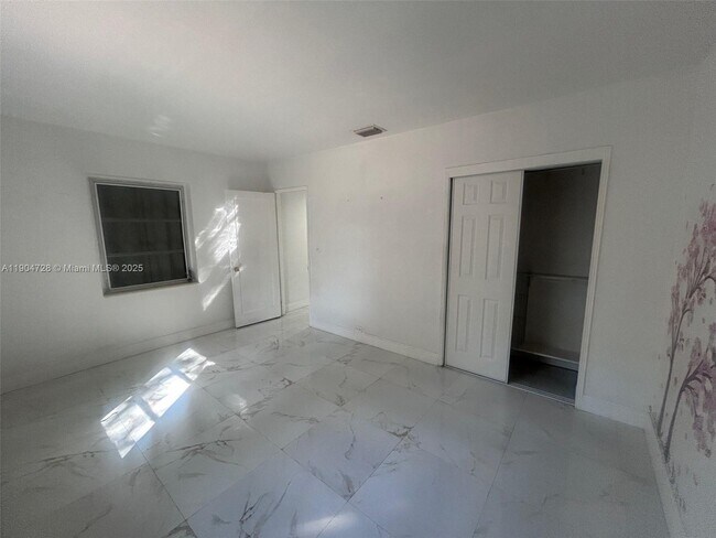 Building Photo - 1543 NE 144th St