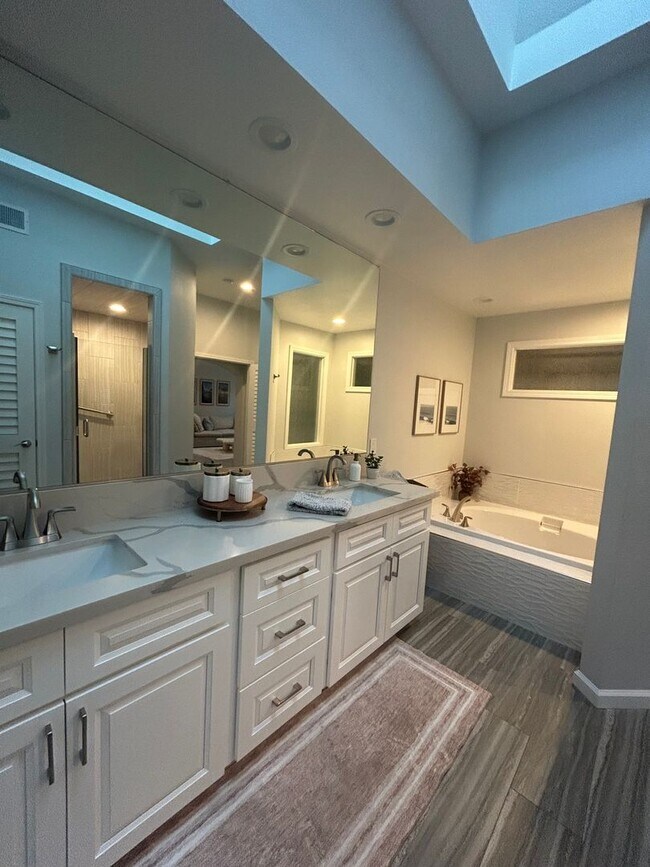 Building Photo - 2 Bed 2.5 bath townhome located on the golf course!