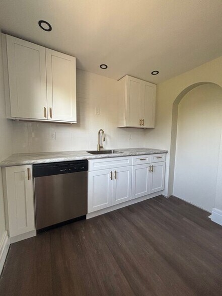 Building Photo - 154 Midland Ave