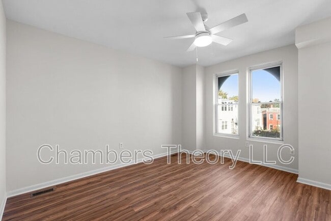 Building Photo - 1309 Emerald St NE