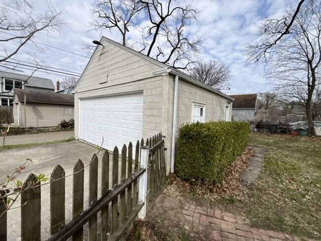 Building Photo - 2 bed 2 bath Single Family Home in Bexley w/ Bonus Rooms
