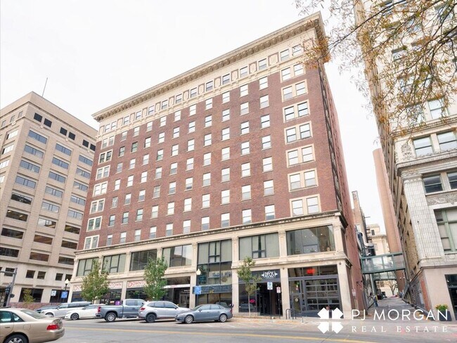 Building Photo - Great downtown location!