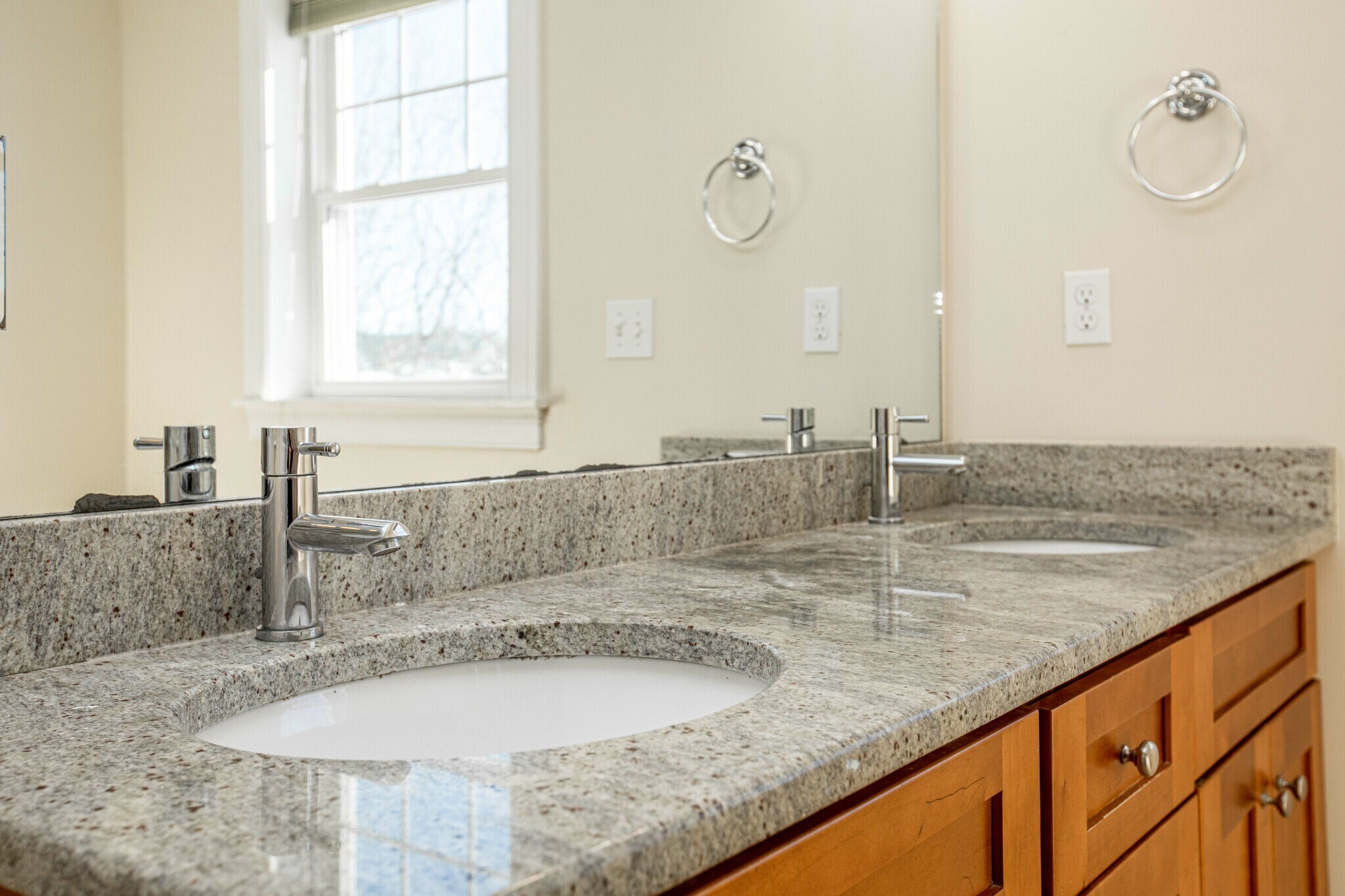 Building Photo - 8 Summer Hill Cir