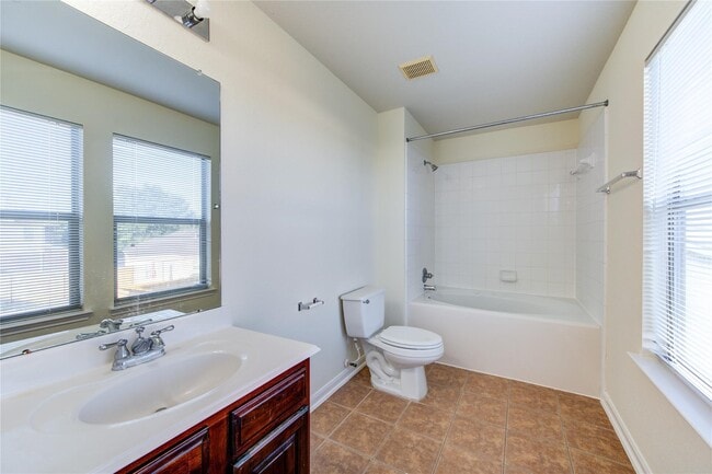 Building Photo - 15326 Mission Oak Dr