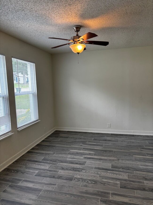 Building Photo - 4 Bedroom 2 Bath