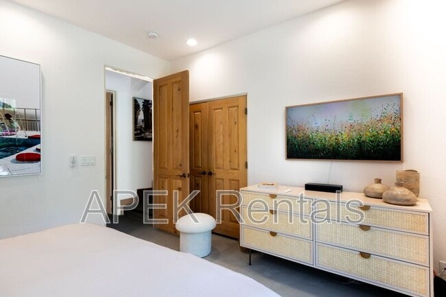 Building Photo - 690 W Linda Vista Dr