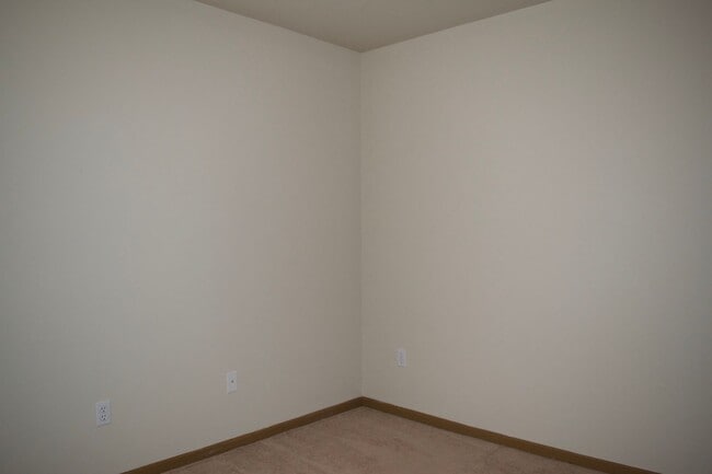 Building Photo - Nice 4 Bed 3 Bath Duplex!