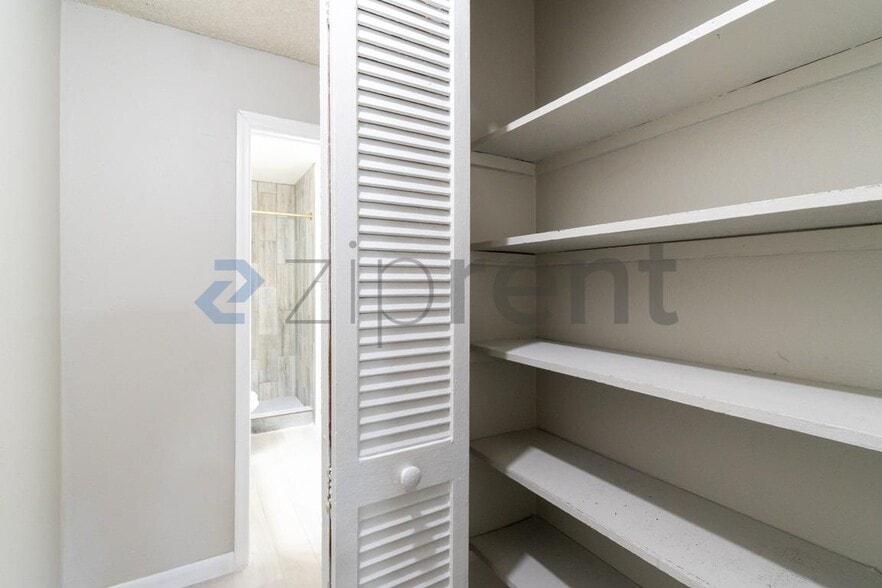 Building Photo - Unit A