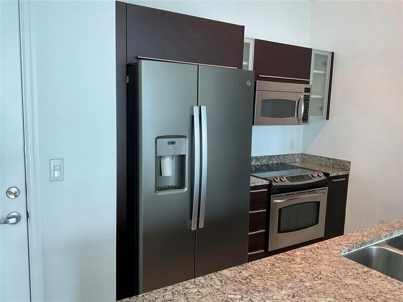 Building Photo - 950 Brickell Bay Dr