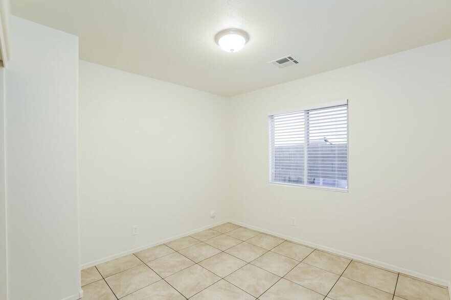 Building Photo - 2904 W Sunland Ave