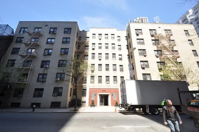 Building Photo - 305 W 52nd St
