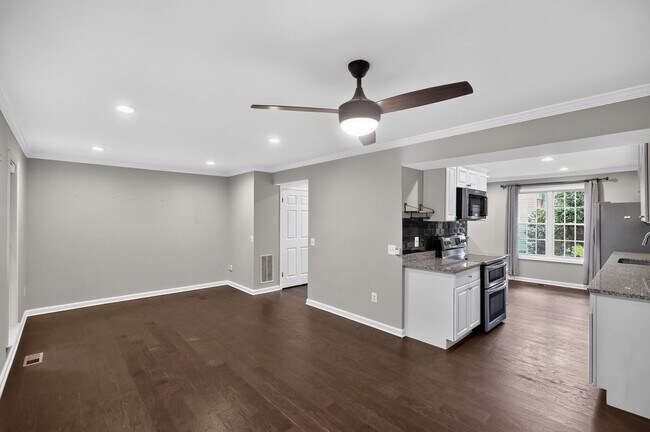 Building Photo - Well maintained, Bright & Spacious 3 BR/3.5 BA Townhome w/ Parking & Private patio - Pets Welcome!
