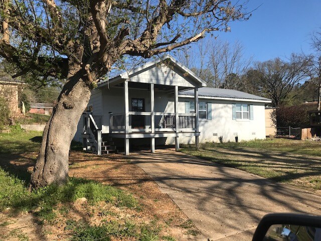 Building Photo - Walk to the Square or Campus! Location! Location! Location!