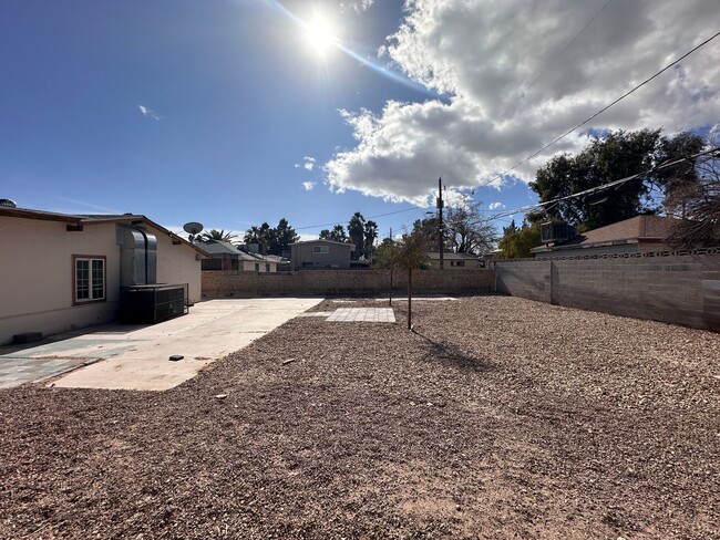 Building Photo - 2 BED 2 BATH WITH A HUGE BACKYARD IN THE H...