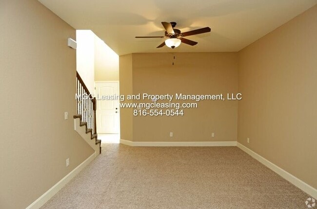Building Photo - Eagle Creek Townhome with primary bedroom and bath on 1st level! June Specials Available