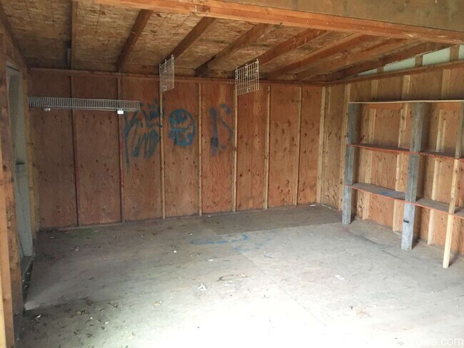 Building Photo - 4 Bedrooms, 2 Bathrooms, Large Fenced Backyard in Central Salem