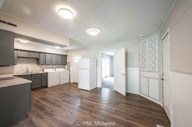 Building Photo - "Charming 4-Bedroom Retreat with Spacious Living in Indianapolis!"