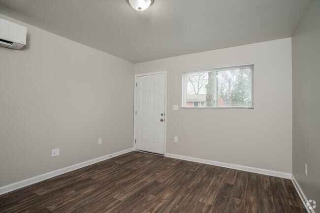 1BR, 1BA - 775SF - Living Room - Belmont Crossing