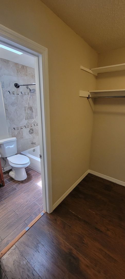 Building Photo - Charming 3/3 Condo
