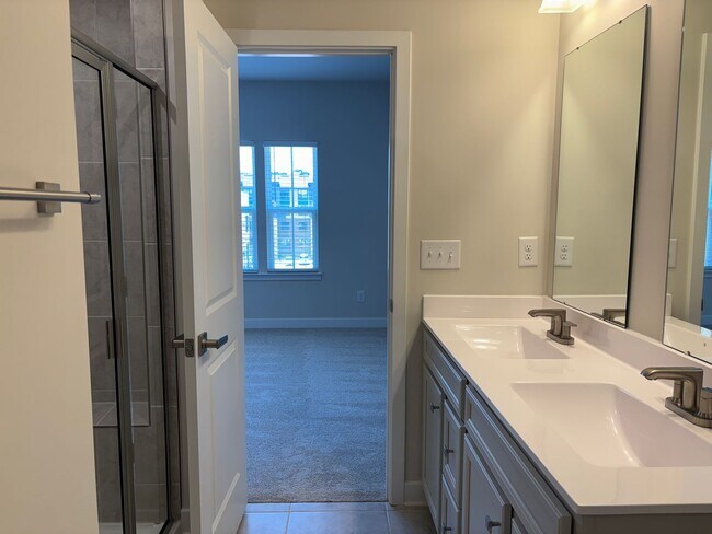 Building Photo - Pristine, move-in ready Townhome located i...
