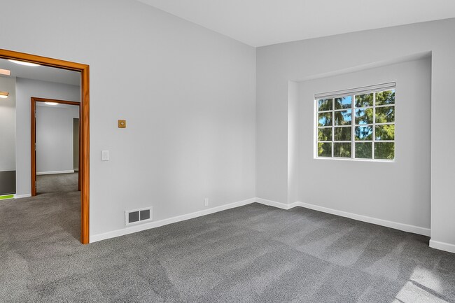 Building Photo - Beautiful 2 bed, 1.5 bath Townhome located in Edmonds $2395/mo.