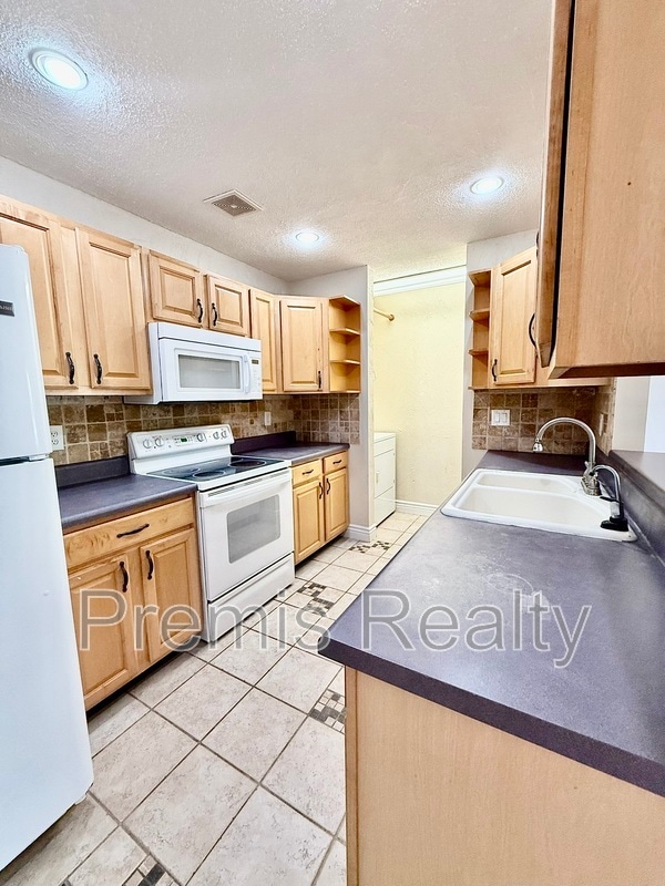 Building Photo - 2941 Bough Ave